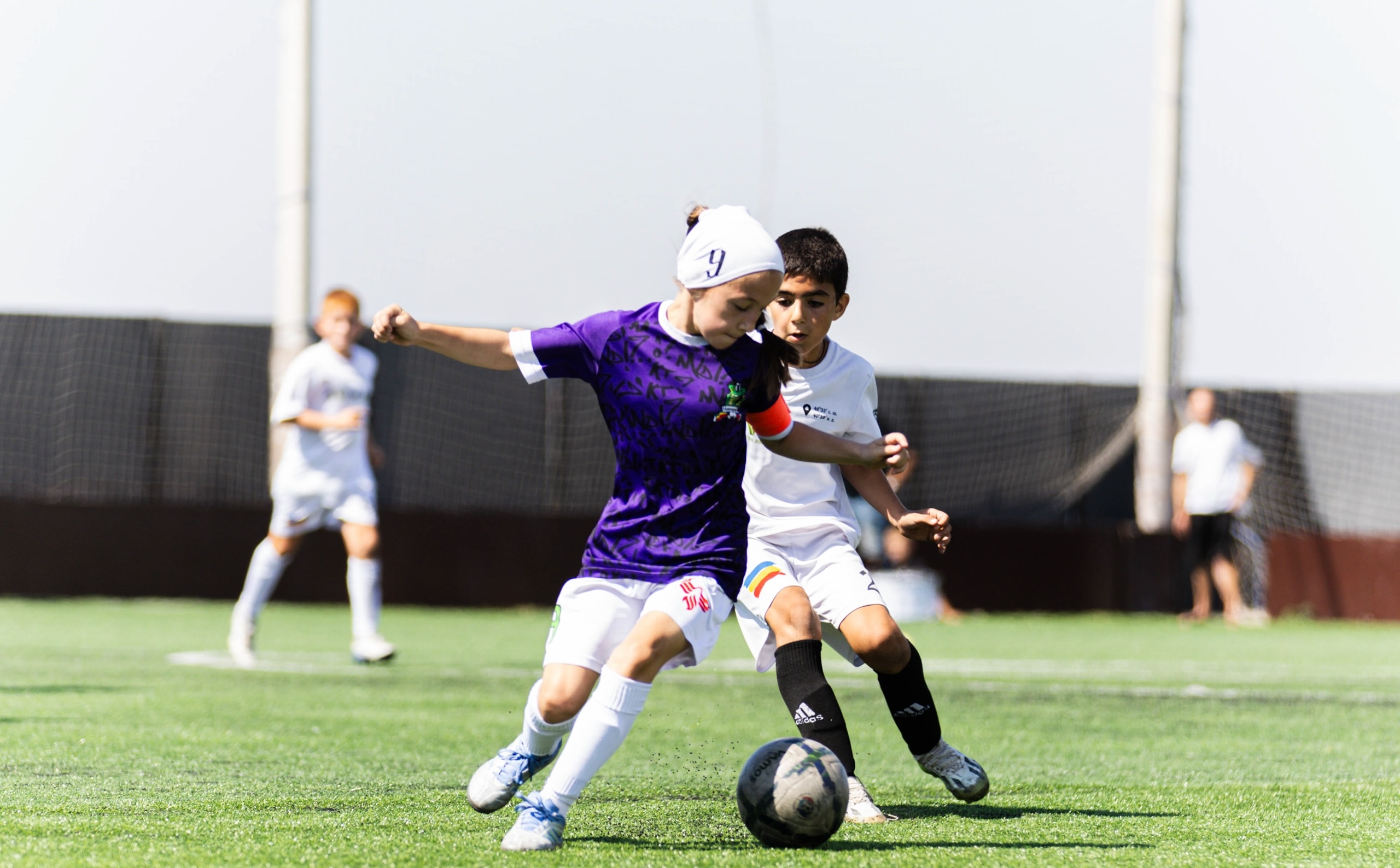 Игровой момент девичьего матча ЛФЛ Kids